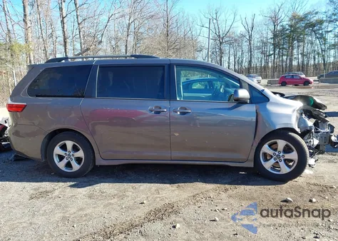 2018 Toyota Sienna Le 8 Passenger z USA, uszkodzony, nr VIN 5TDKZ3DC4JS912455